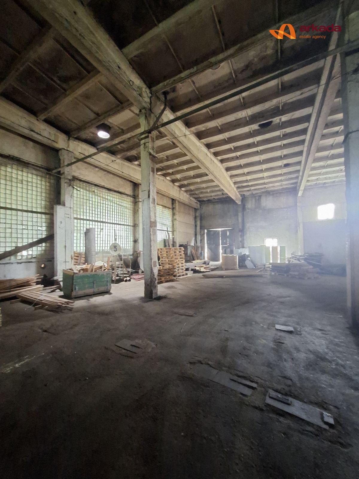 Продаю виробничо-складський комплекс 4070м2 та 1.2 га землі. Поруч дорога Н-10.