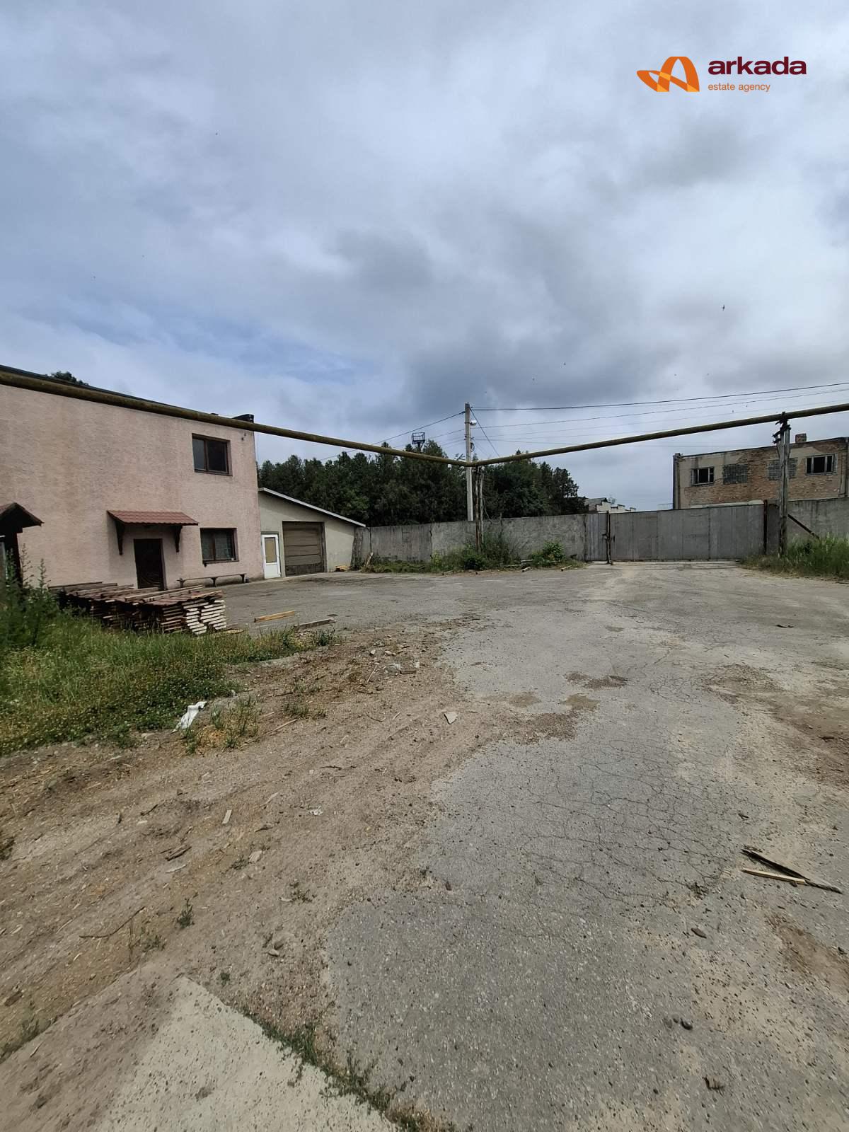 Продаю виробничо-складський комплекс 4070м2 та 1.2 га землі. Поруч дорога Н-10.