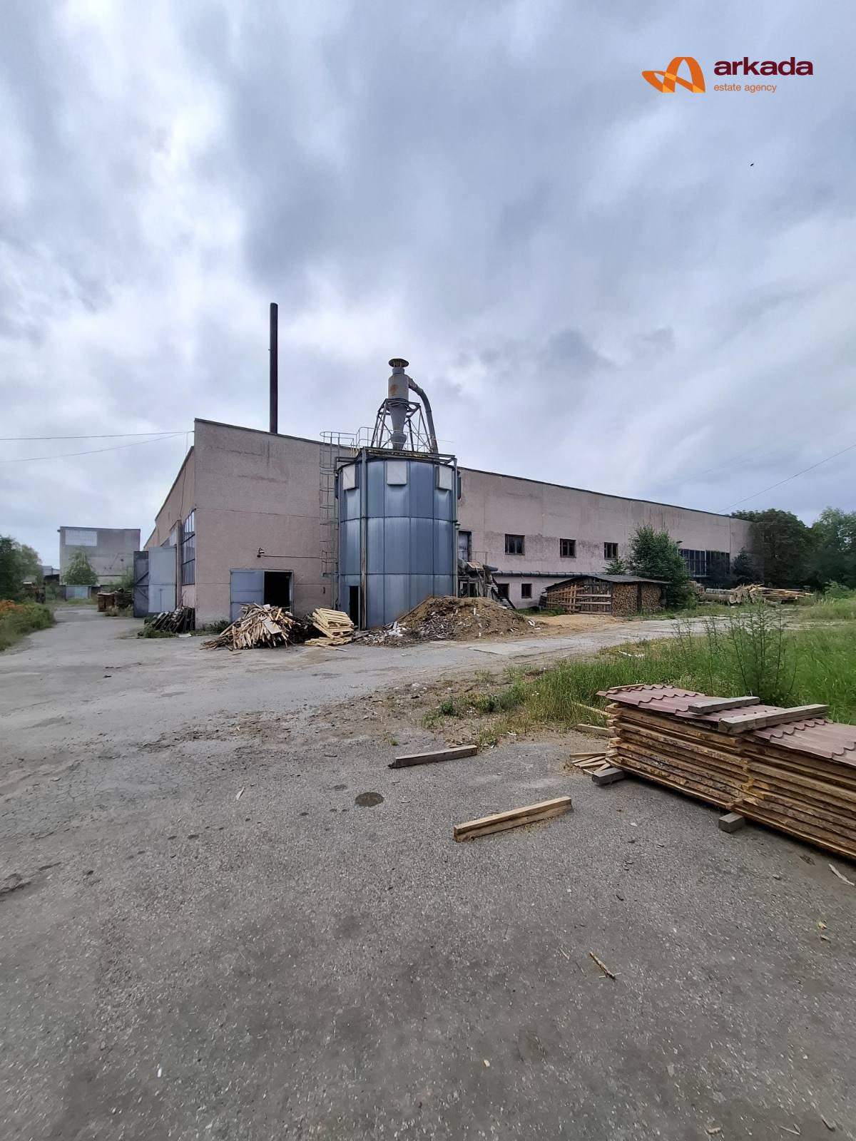 Продаю виробничо-складський комплекс 4070м2 та 1.2 га землі. Поруч дорога Н-10.
