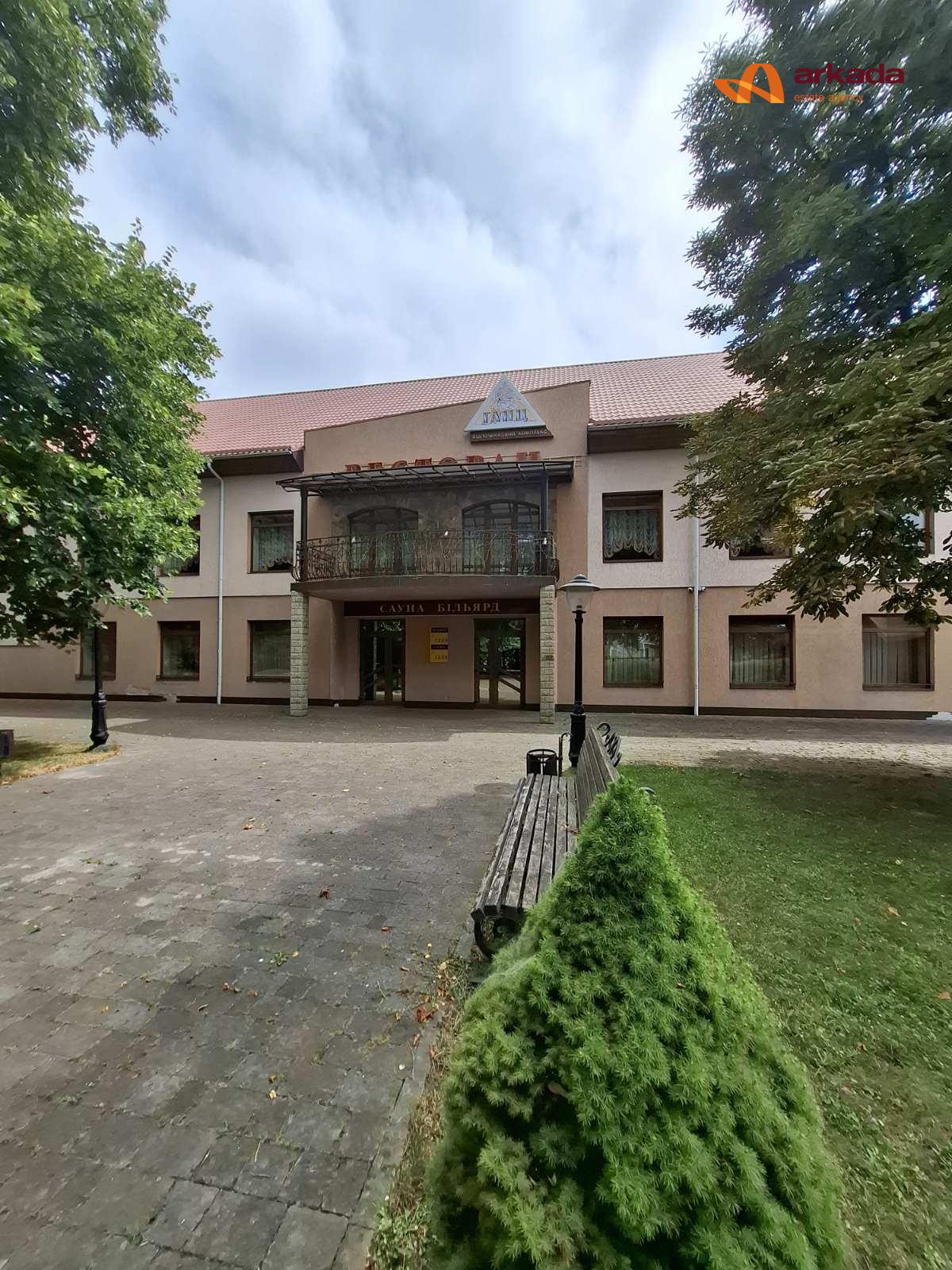 Продаю  відпочинковий комплекс в Брошневі. 1000м2 на 42сот. Поруч дорога Н-10.