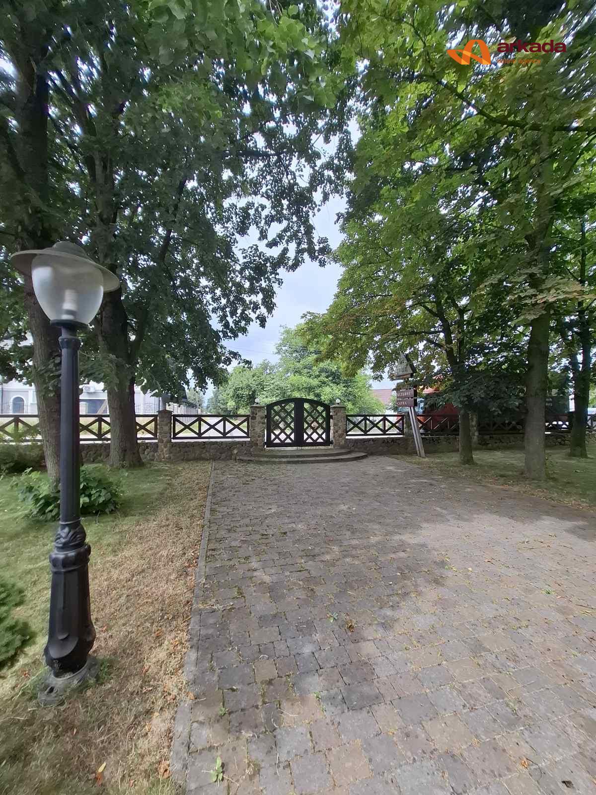 Продаю  відпочинковий комплекс в Брошневі. 1000м2 на 42сот. Поруч дорога Н-10.