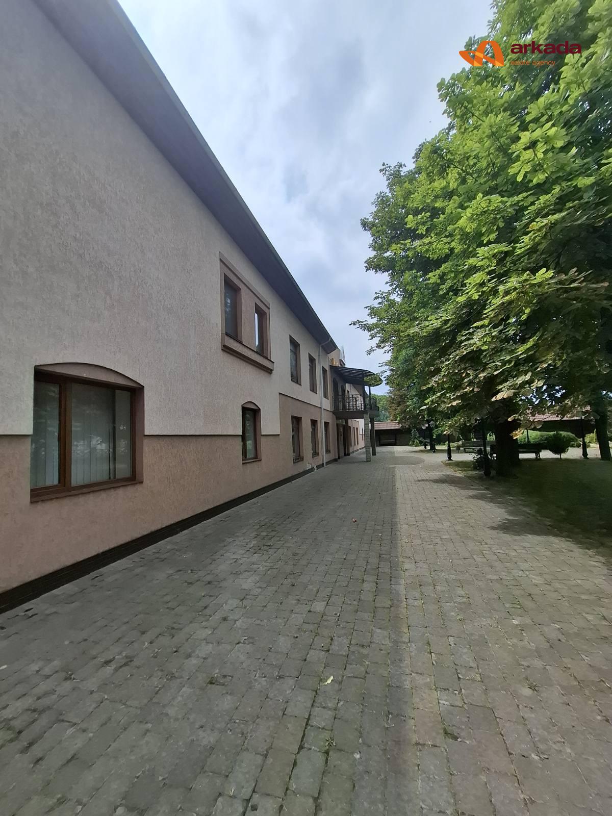 Продаю  відпочинковий комплекс в Брошневі. 1000м2 на 42сот. Поруч дорога Н-10.