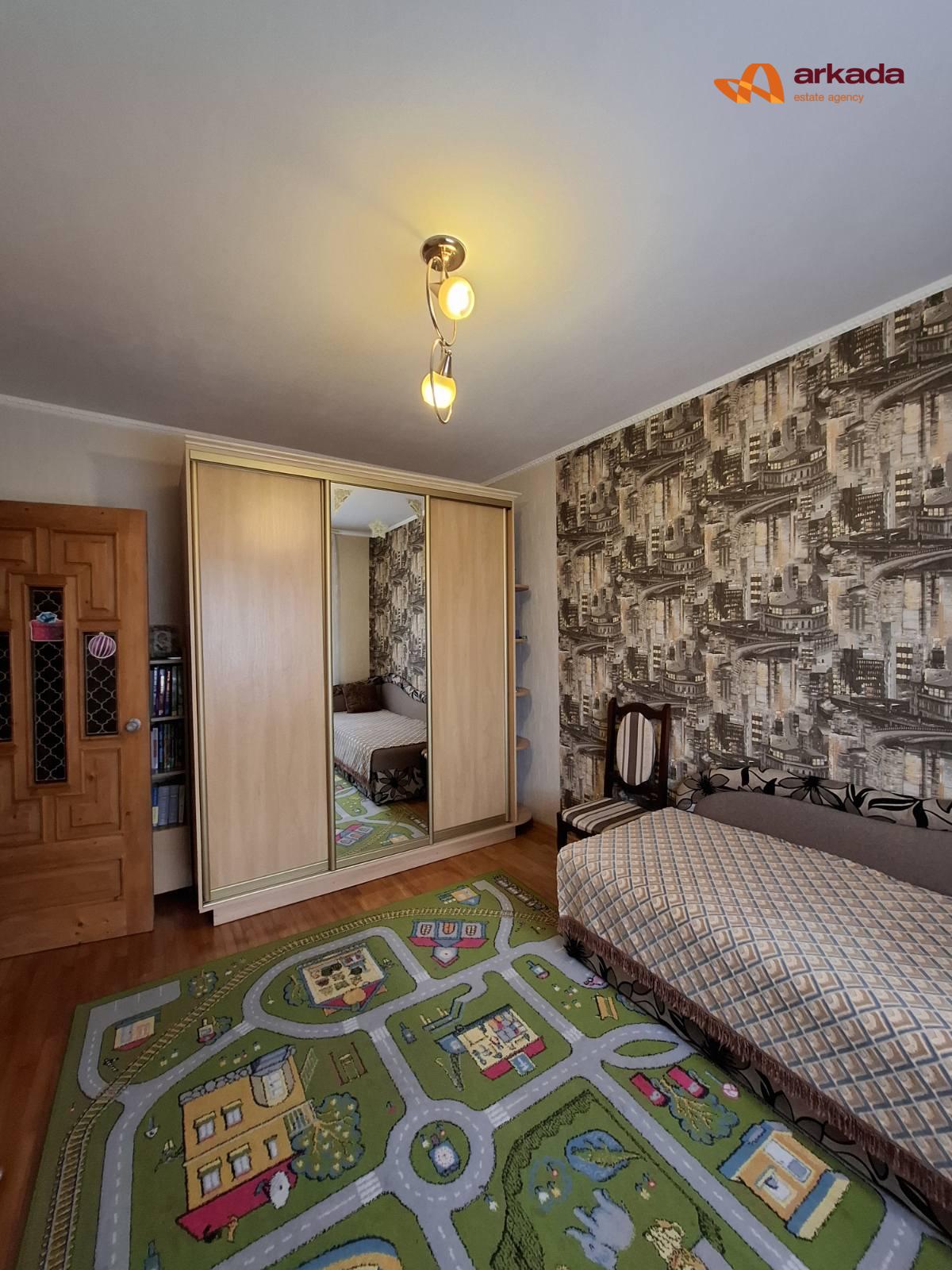Продаю 4 кімнатну квартиру біля ТЦ Арсен. 85м2